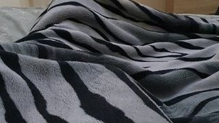 Muslimisches Mädchen hat Blowjob unter der Decke und schluckt Sperma