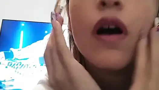Трогаю меня и слушаю музыку! Дай нравится, если хочешь больше видео, как это