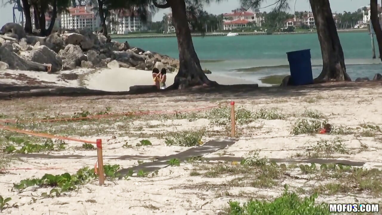 Pervs on Patrol - Latina Missy Mart förför en lycklig vandrare för en het topless beach trekant session