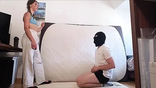 Жесткие удары от нее по яйцам