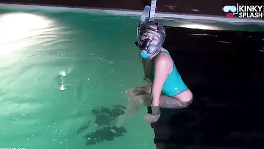 Ночное плавание в латексном купальнике и полной маске на лицо