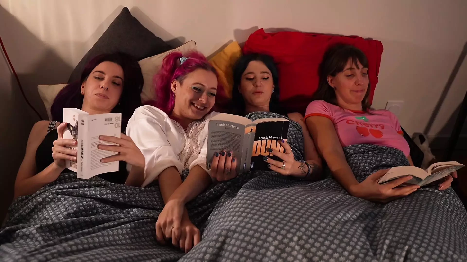 Khalamite Rakan Sekerja menjilat dan mengongkek antara satu sama lain - lesbian Perancis - Paranormal Activi'tities 2/4