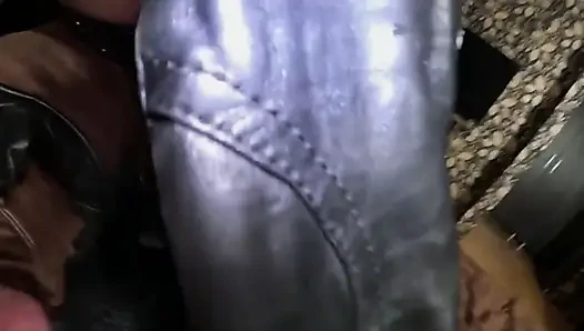 Siyah deri ceket ve parlak pantolonlu am frikiği azdırıyor, gırtlağına kadar alıyor ve deriye boşalıyor