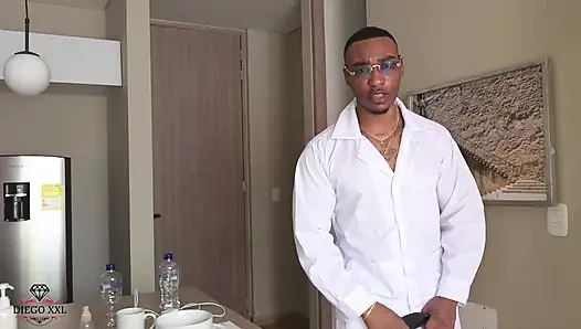 Доктор с огромным большим черным членом трахает свою возбужденную пациентку с тугой киской и красивыми сиськами.