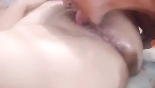 Menyodok memek basah dan makan pada saat yang sama