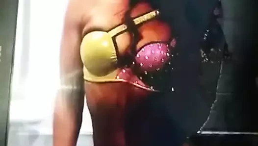 Sasha Banks boşalıyor