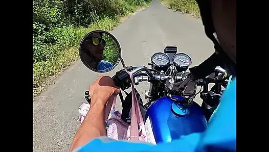 Pengendara sepeda motor tua dengan nikmat menjilati memek putri tirinya yang semok