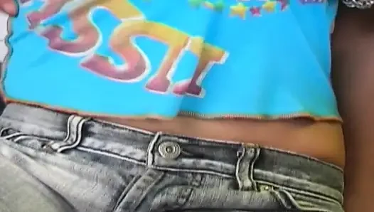 Brünettes schätzchen mit zöpfen wird zum orgasmus gefingert