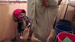 Sexy indická holka bhabhi lily myje spodní prádlo