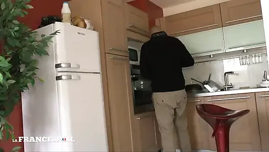 Büyük memeli şehirli kaltak yanlış çiftçiyle sikişiyor