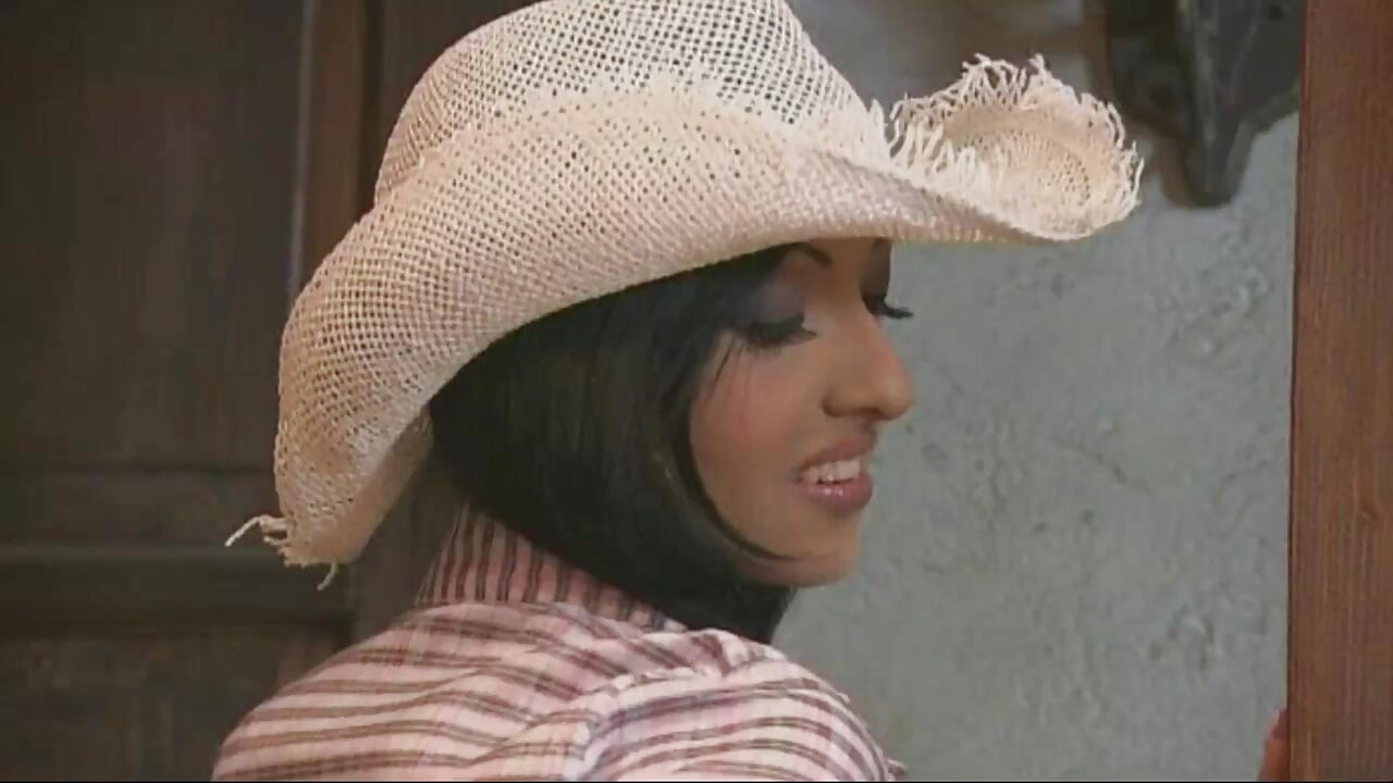 اللعنة الثلاثية مع اثنين من السحاقيات الساخنة في الحظيرة