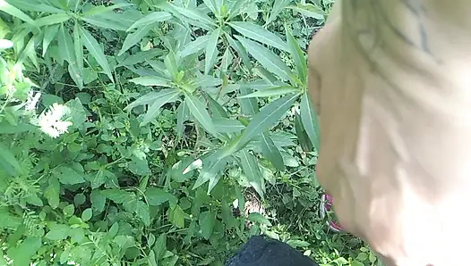 Mereka menyetubuhi pantatku di hutan