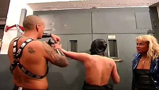 Sperma tropfender arsch weit gespreizt in leder-BDSM-session