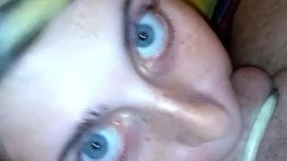 Tolle Schlampe mit blauen Augen