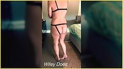 Frauchen trägt sexy Dessous und zeigt ihren perfekten Arsch und ihre riesigen Titten
