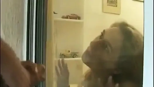 Güzel bir kaltak dölünü yalamak için bir adama tükürüyor.