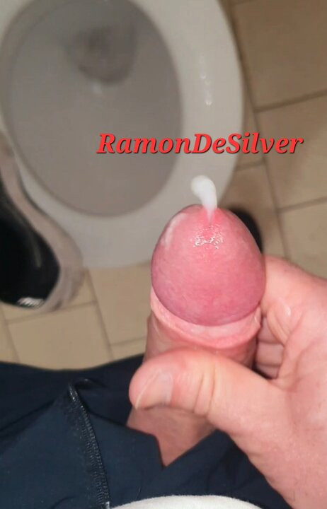 Meester Ramon pist en trekt zich af! Lik alles schoon!