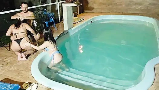 Kepergok lagi beraksi! Dua cewek rambut cokelat kepergok masturbasi di kolam renang kondo