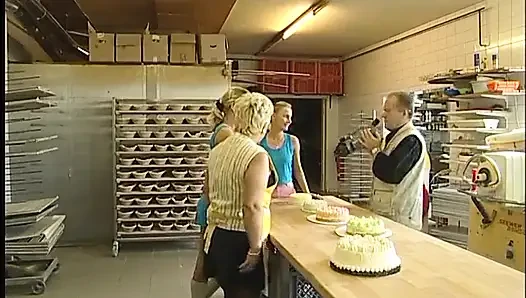 Olgun sürtük ve genç lezbiyenler yemek kavgasında