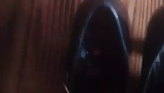 kayınvalidesinin ayakkabılarına boşalmak