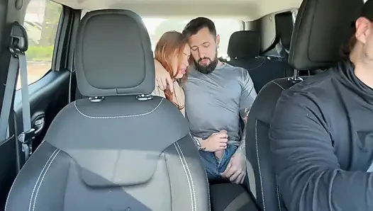 Aku mergokin pasangan kekasihku lagi memekku dan meninggalkan mereka di kursi belakang mobil