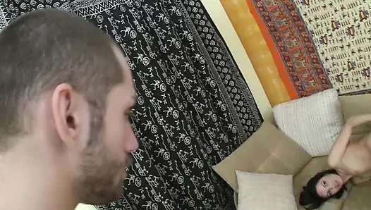 Cewek dengan manik-manik seks anal ini menganga lebar-lebar dan lubangku menganga lebar