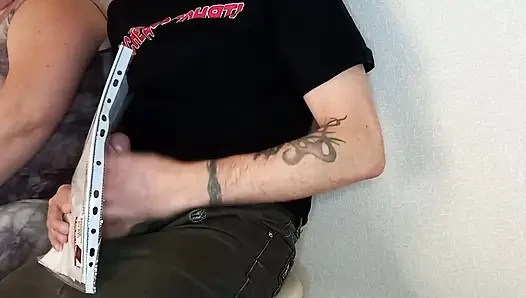 Eine frau sah meinen schwanz und wichst ihn