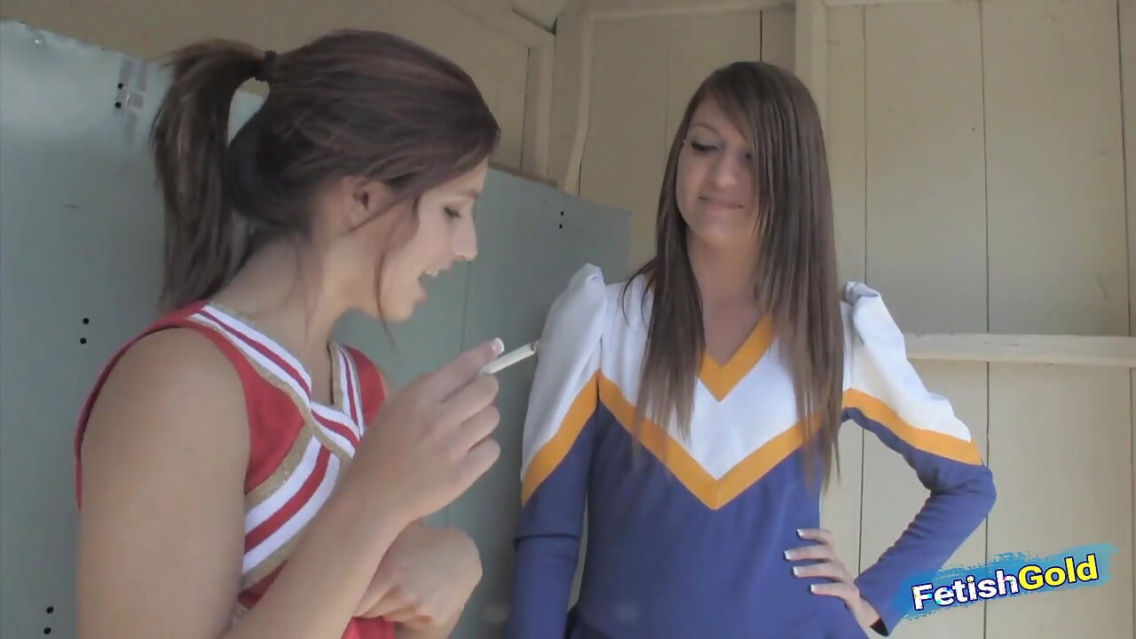 Lesbiske cheerleaders fitte som slikker hverandre etter timene