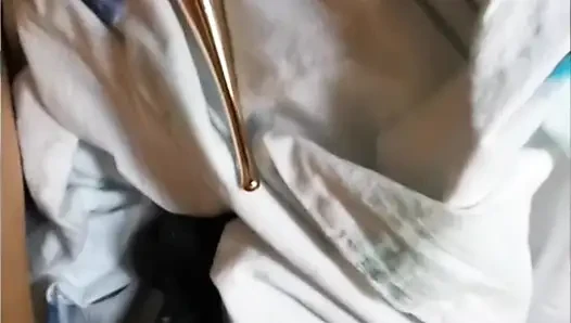 Mädchen fickt sich hart auf bbc-dildo und squirtet