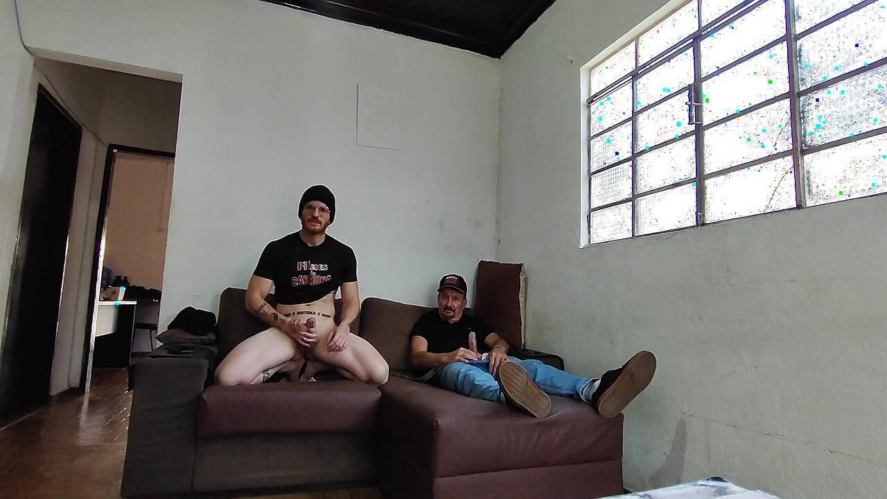 Carmona i Carlos Urach masturbiraju zajedno