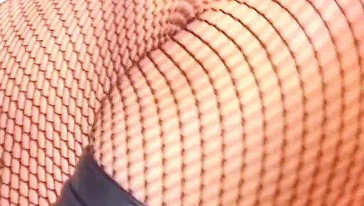 Tante seksi rambut pirang dientot habis-habisan di luar ruangan sampai menganga lebar