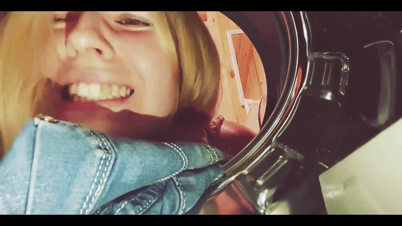 Minha meia-irmã ficou presa na máquina de lavar e eu decidi ajudá-la com meu pau grande