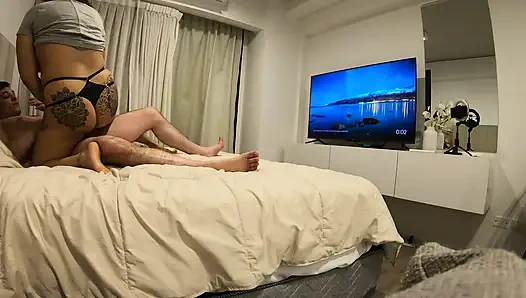 İri güzel kadın prezervatifsiz yabancı bir yarağa biniyor