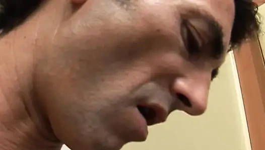 Schmutzige schlampe bittet um grobes anal-hämmern wie eine hure