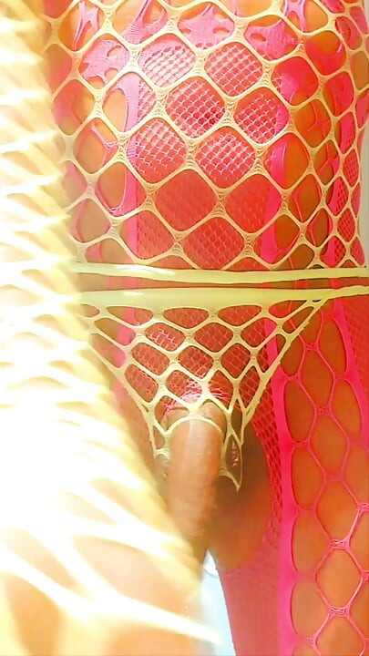 Dildo yapıyorum ve sikişen 2 sürtüğün önünde ağır çekimde boşalıyorum