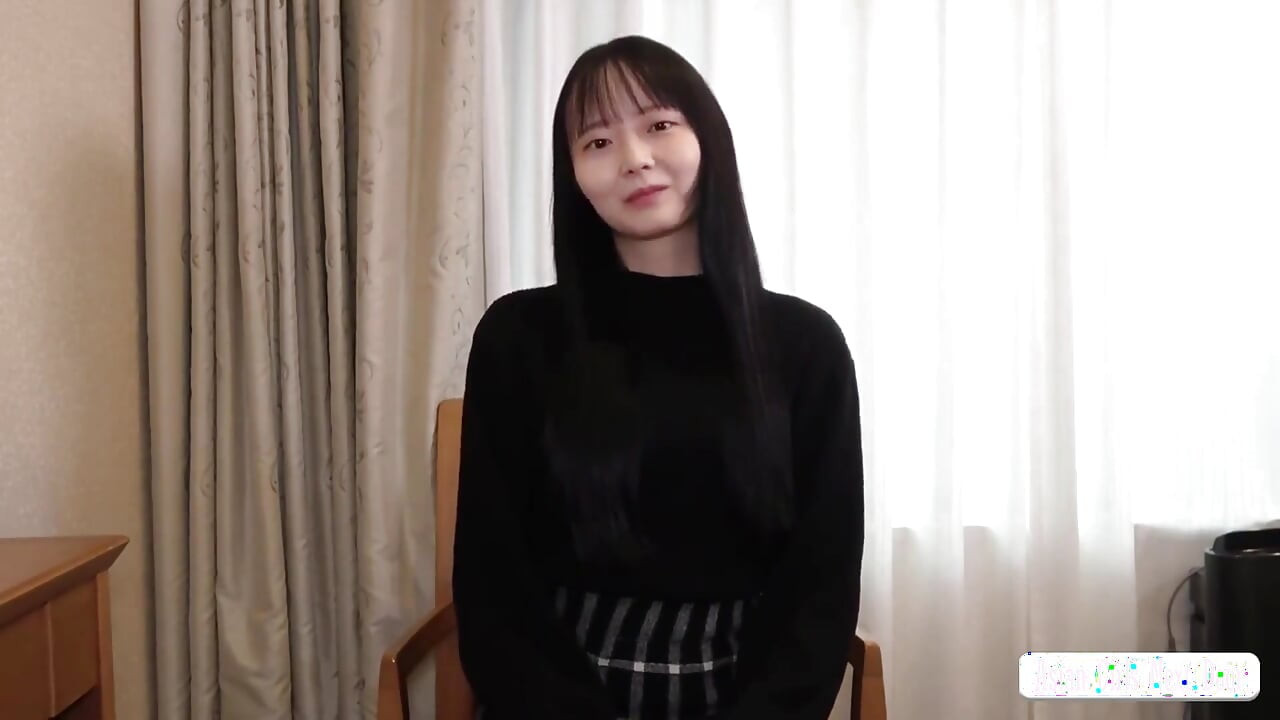 สาวงามบอบบางแต่เปล่งประกายพร้อมลุคระดับไอดอลโชว์เสน่ห์ของเธอในรูปลักษณ์ส่วนตัวครั้งแรกที่หายาก