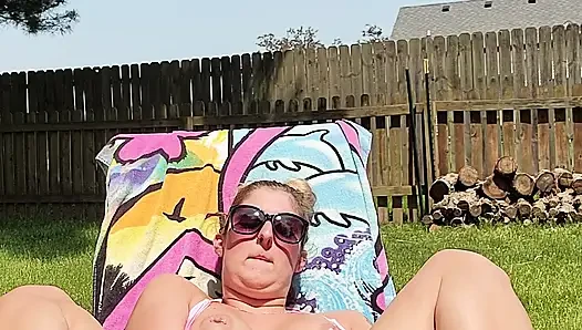 Hotwife Lexi Love Masturbiert Im Garten, Während Der Nachbar Draußen Ist!