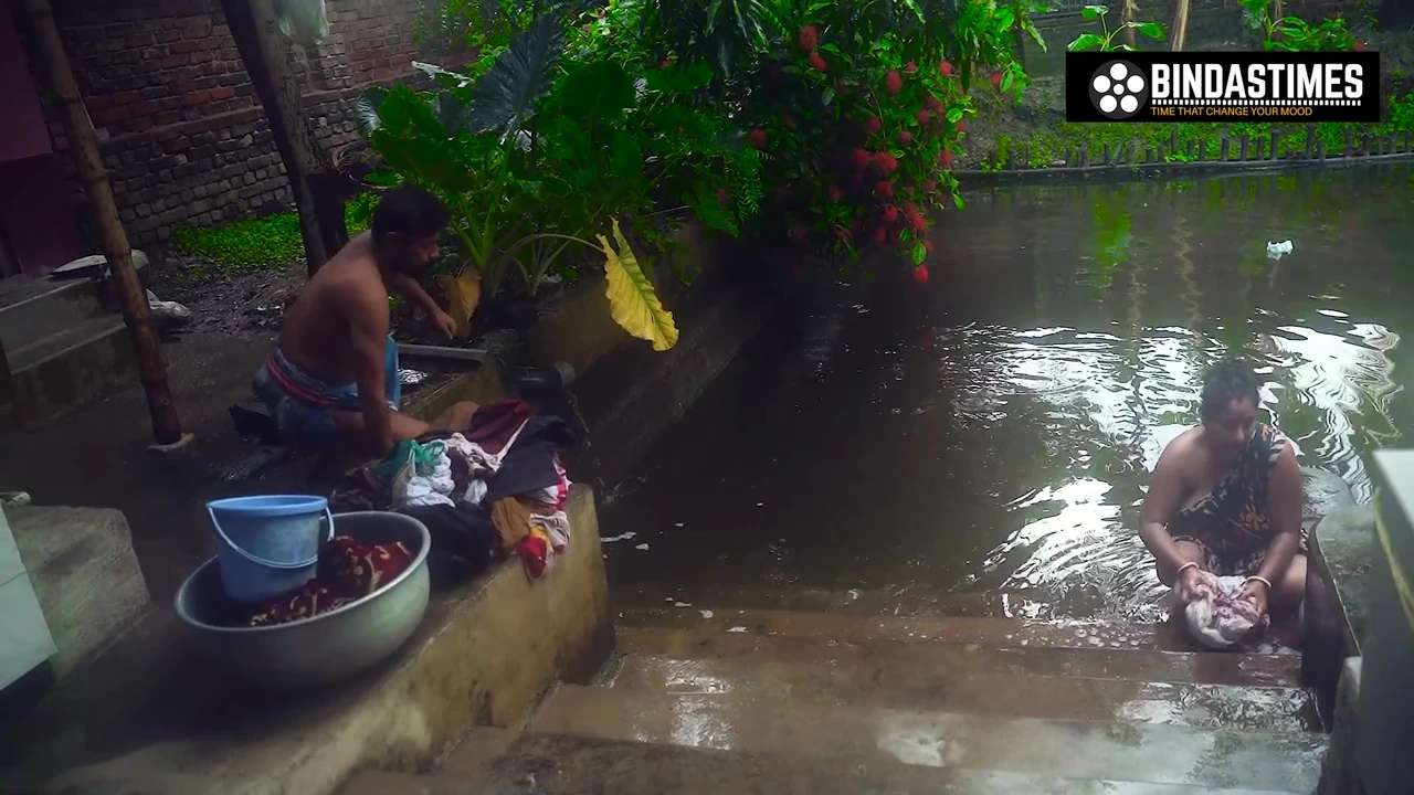 Desi Dhoban Bhabhi Ko Pani me gira ke khub choda ( Hindi Audio )