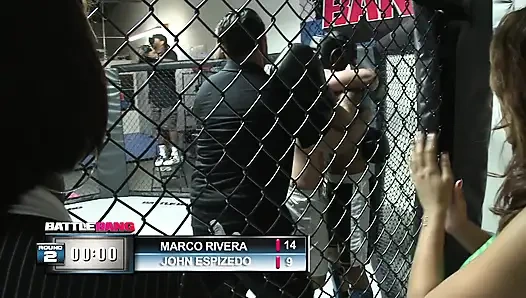 Чернокожая крошка наслаждается ублажанием члена мужика на ринге