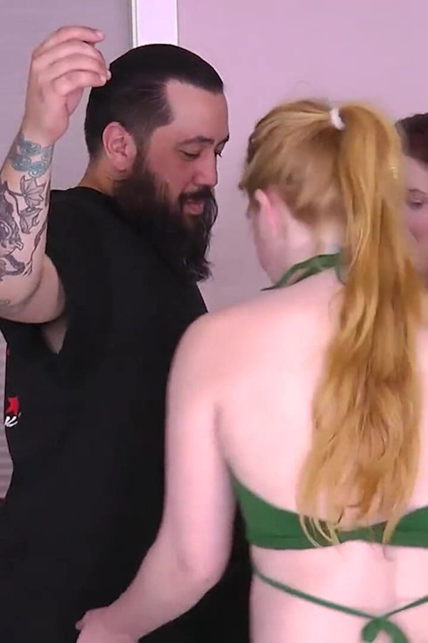 Un chico barbudo se asoció con Julie y Belle para un juego de cartas strip high