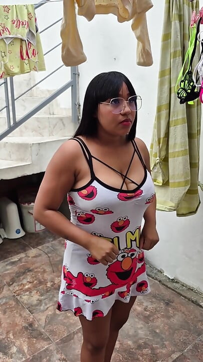 Saya memberitahu jiran yang menggantung thongnya "datang, saya akan menunjukkan kepada awak sesuatu... Berapa banyak awak berikan zakar saya dan dia berkata..."