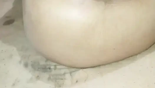 Прия Бхабхи показывает большую киску