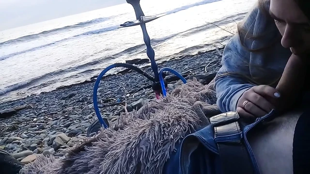 Девушка отсосала прямо на пляже около моря!