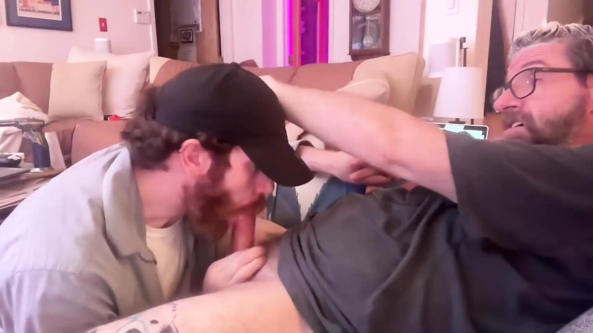 Αργά το βράδυ BJ για τον άντρα cum swallow