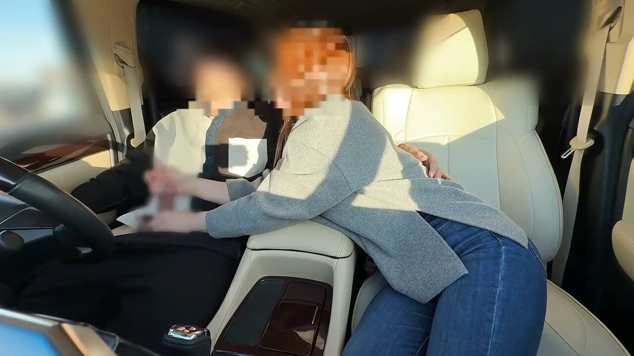 Красива омъжена жена, която ви задоволява с ръцете и устата си, дори докато сте на работа.