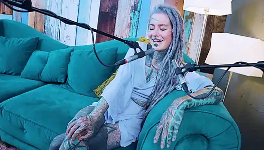 Aku bicara tentang J - Jelousy - ASMR podcast SFW berbicara dengan gadis kurus gothic model bertato rambut gimbal