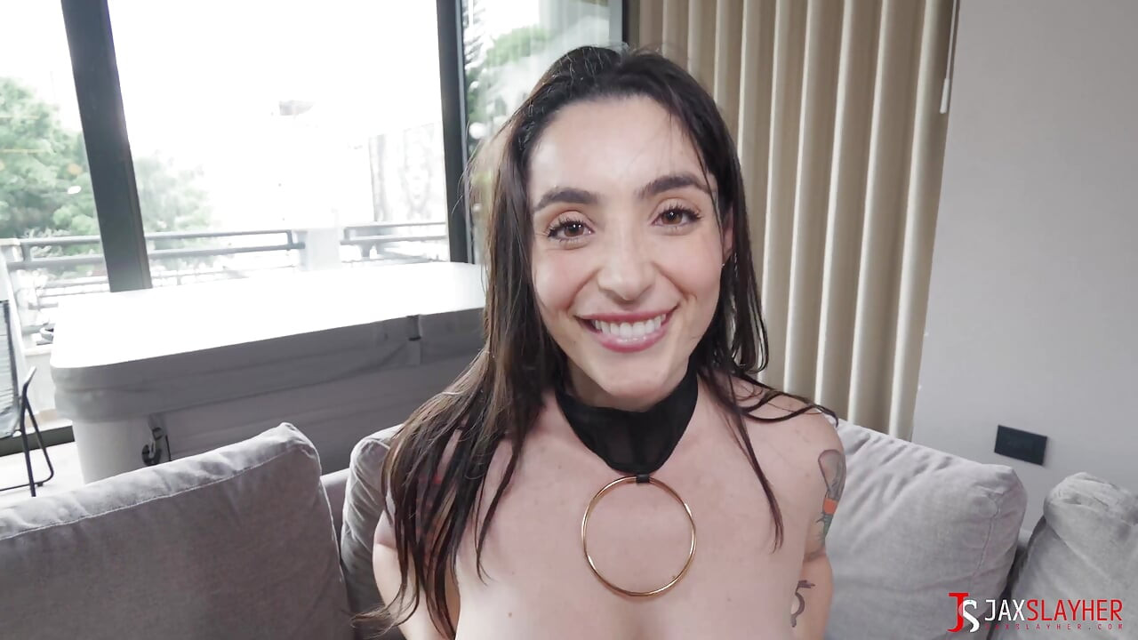 紋身拉丁美女得到大雞巴