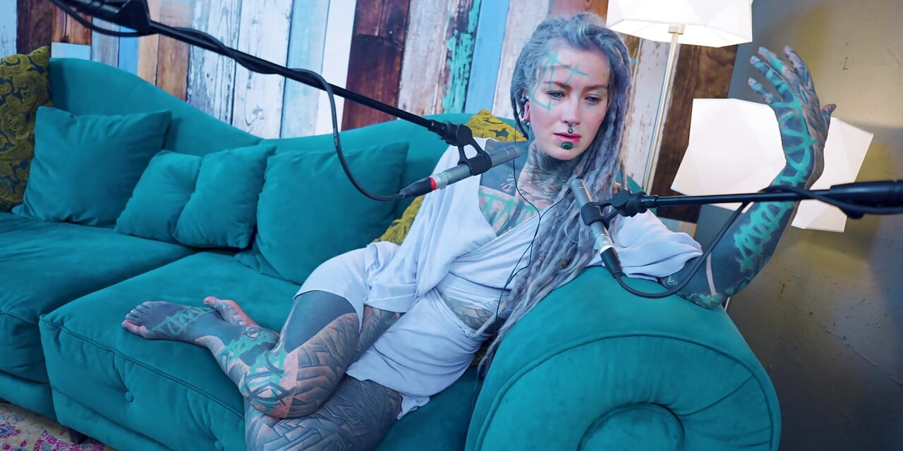 ฉันพูดถึง J - Jelousy - ASMR Podcast SFW พูดถึงสาวตัวผอม Goth Dreadlocks นางแบบรอยสักสาวหมึก