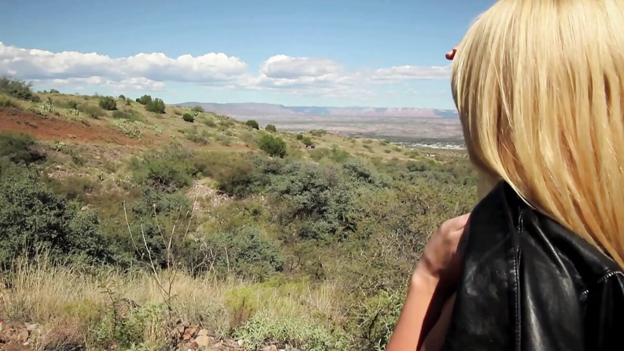 ブロンドの天使が車に犯される