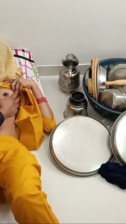 Bartan lelo bahut Shasta hai nahi to muze ake chodo | Clip 1